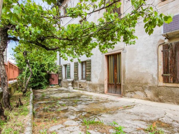 casa indipendente in vendita a Bardolino in zona Calmasino