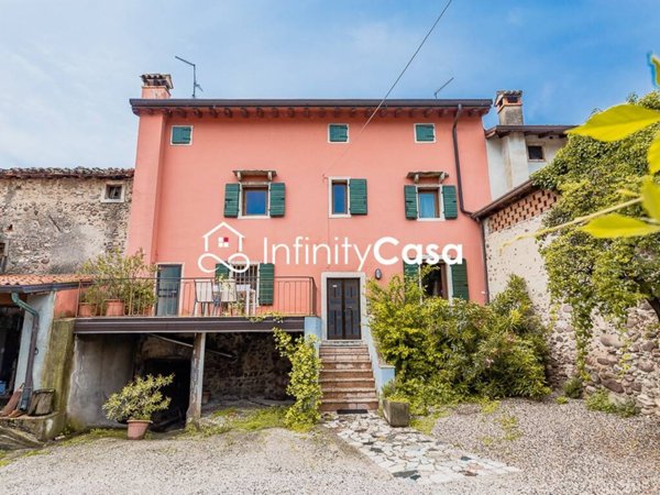 casa indipendente in vendita a Bardolino in zona Calmasino