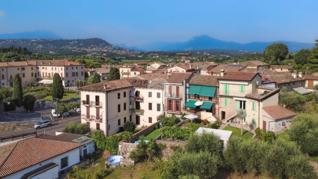 casa indipendente in vendita a Bardolino in zona Calmasino