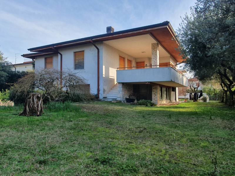casa indipendente in vendita a Bardolino