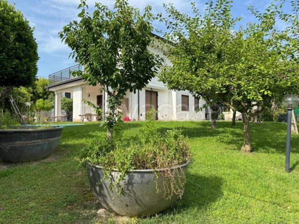 casa indipendente in vendita a Bardolino