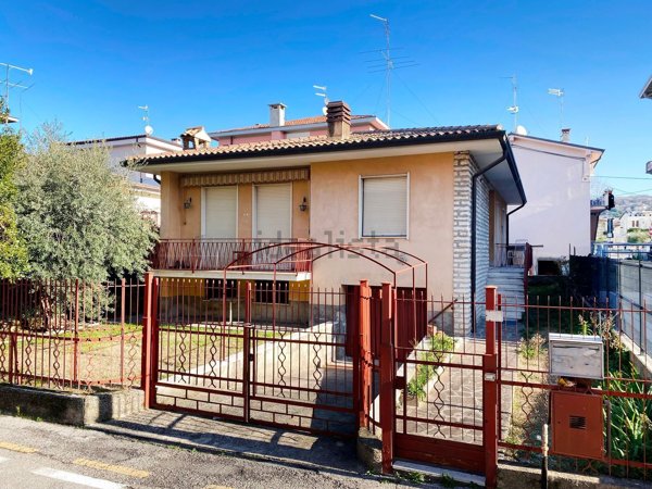 casa indipendente in vendita a Bardolino