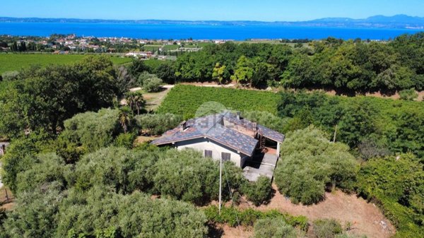 casa indipendente in vendita a Bardolino in zona Calmasino