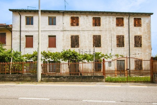 casale in vendita a Bardolino in zona Calmasino