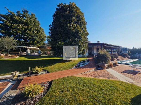 casa indipendente in vendita a Bardolino