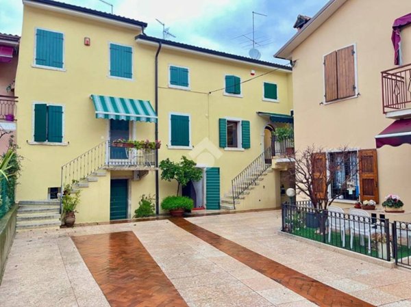 appartamento in vendita a Bardolino in zona Calmasino