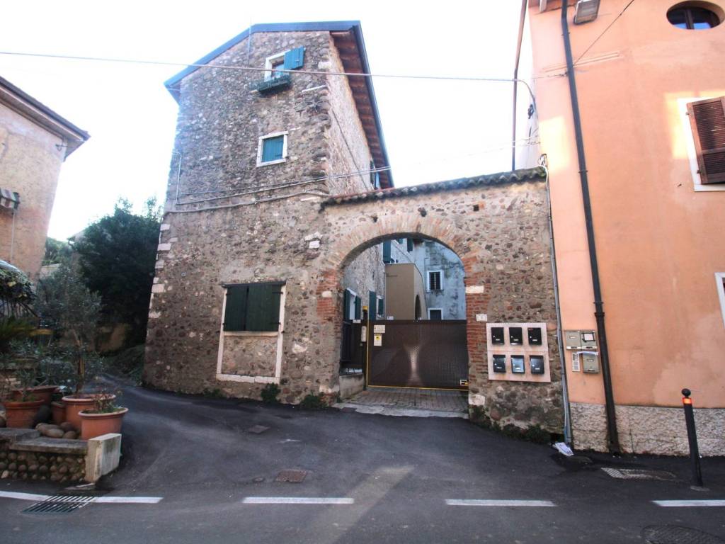 appartamento in vendita a Bardolino in zona Calmasino