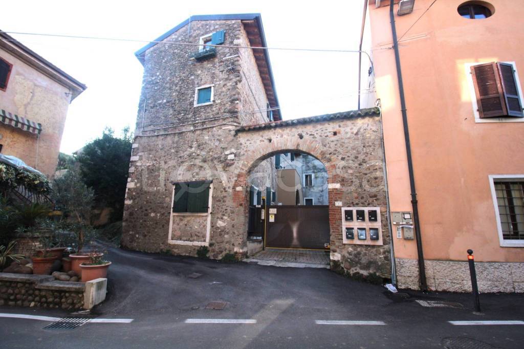 appartamento in vendita a Bardolino in zona Calmasino