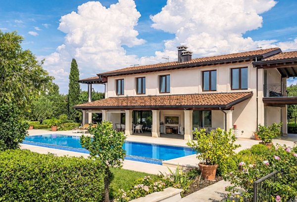 casa indipendente in vendita a Bardolino