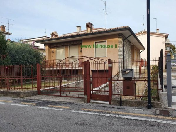 casa indipendente in vendita a Bardolino