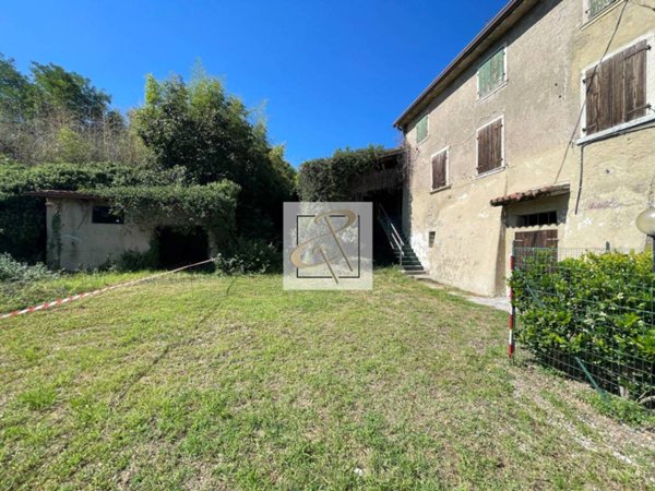 casa indipendente in vendita a Bardolino in zona Calmasino
