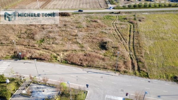 terreno edificabile in vendita a Bardolino in zona Calmasino