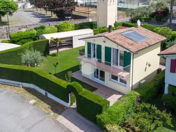 casa indipendente in vendita a Bardolino in zona Calmasino