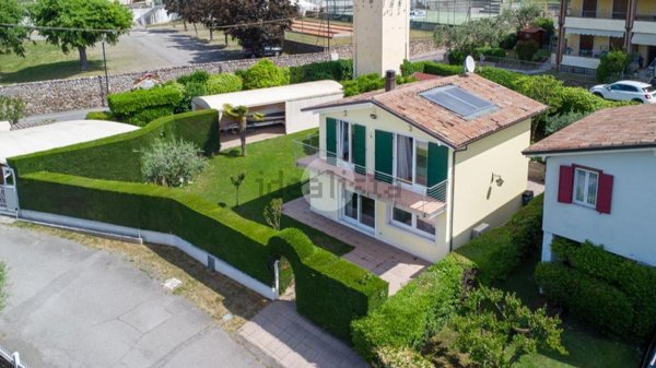 casa indipendente in vendita a Bardolino in zona Calmasino