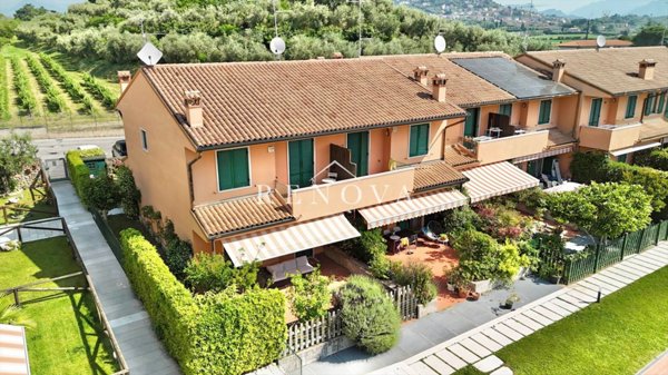 casa indipendente in vendita a Bardolino in zona Calmasino