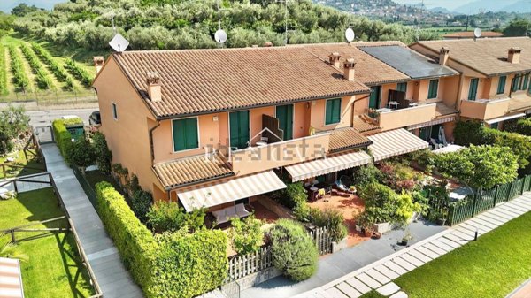 casa indipendente in vendita a Bardolino in zona Calmasino