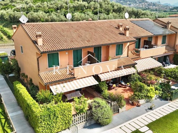 casa indipendente in vendita a Bardolino in zona Calmasino