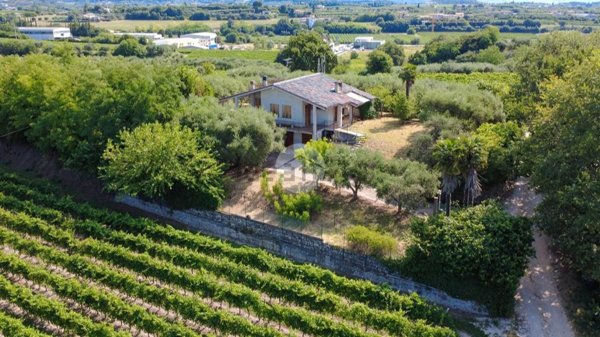 casa indipendente in vendita a Bardolino in zona Calmasino
