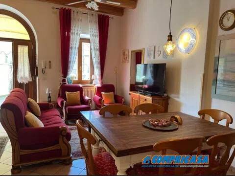 casa indipendente in vendita a Bardolino in zona Calmasino