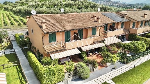 casa indipendente in vendita a Bardolino in zona Calmasino