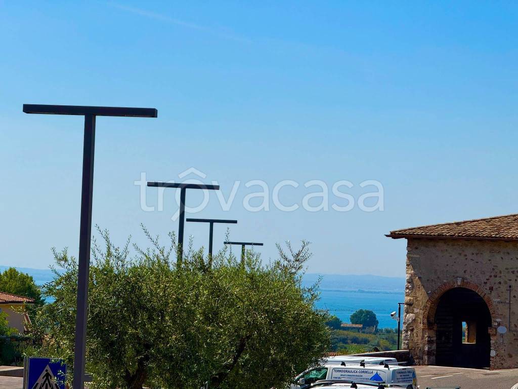 casa indipendente in vendita a Bardolino in zona Calmasino