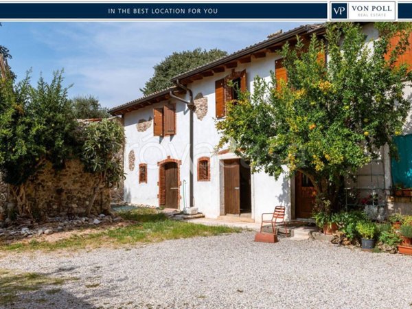 casa indipendente in vendita a Bardolino in zona Calmasino