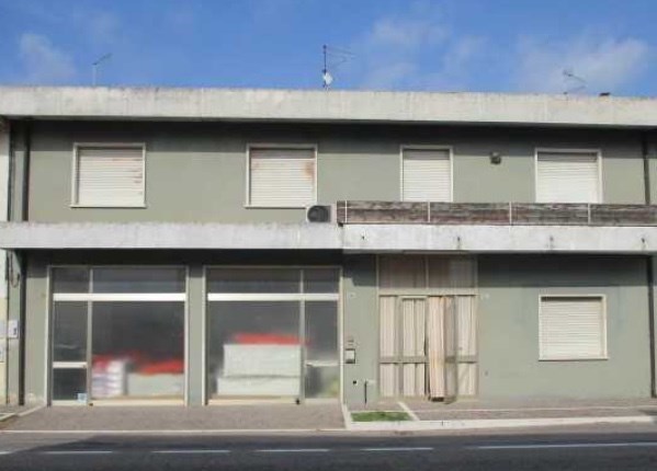 negozio in vendita a Bevilacqua in zona Marega