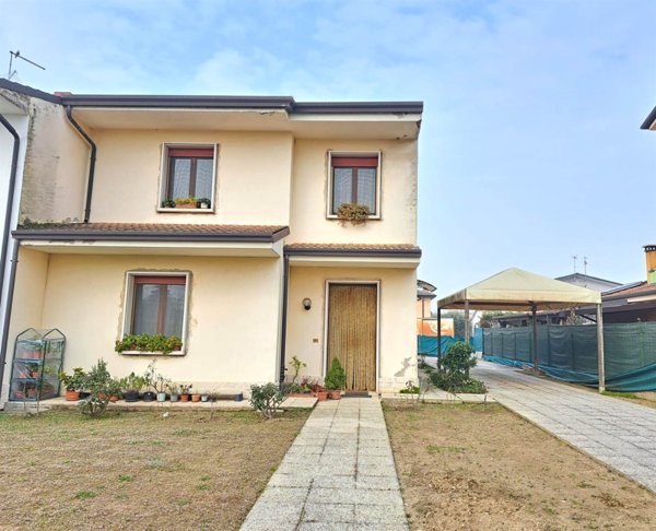 casa indipendente in vendita a Bevilacqua