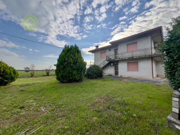 casa indipendente in vendita a Bevilacqua