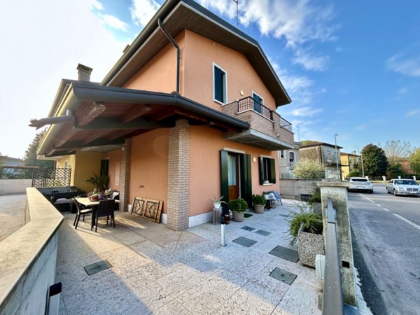 casa indipendente in vendita a Boschi Sant'Anna