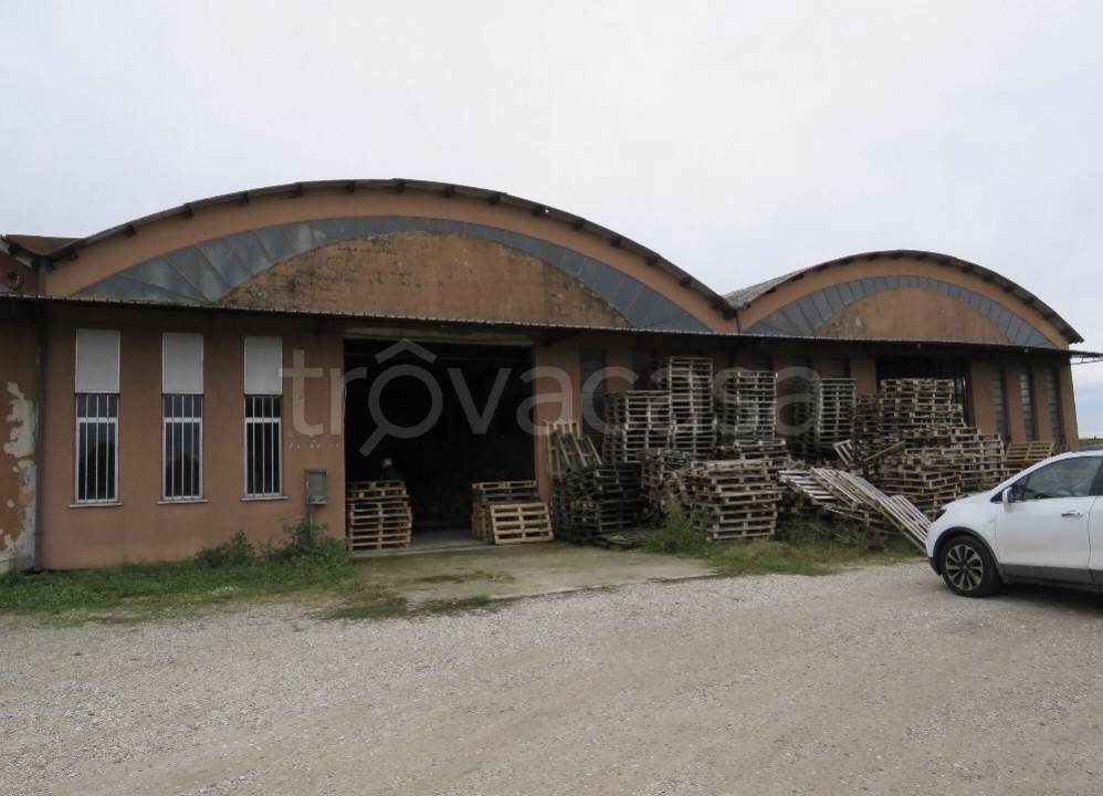 locale commerciale in vendita a Boschi Sant'Anna