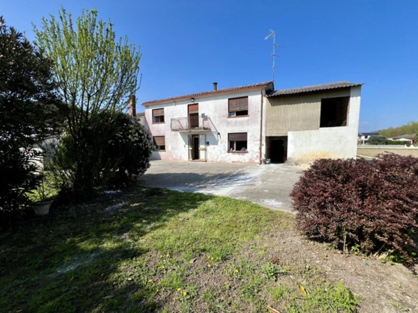 casa indipendente in vendita a Boschi Sant'Anna in zona Oni