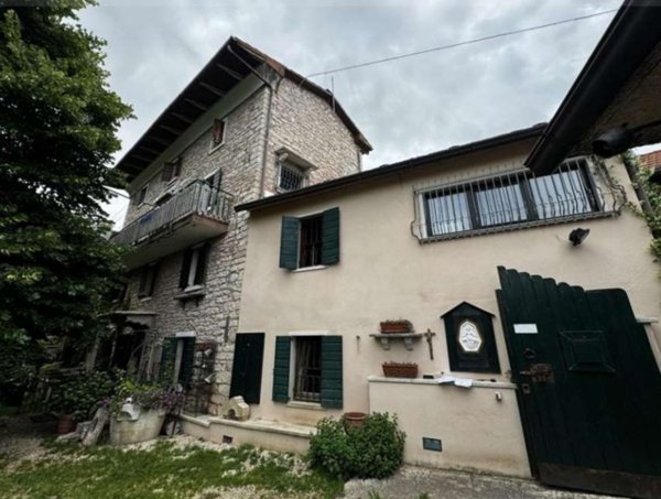 casa indipendente in vendita a Bosco Chiesanuova in zona Corbiolo