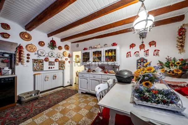 casa indipendente in vendita a Bosco Chiesanuova in zona Corbiolo
