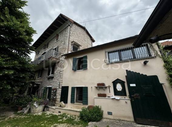 casa indipendente in vendita a Bosco Chiesanuova in zona Corbiolo