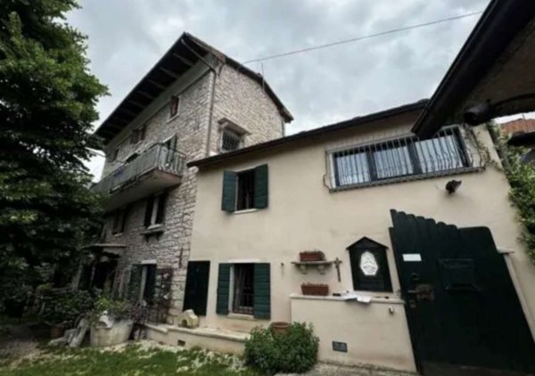 casa indipendente in vendita a Bosco Chiesanuova in zona Corbiolo
