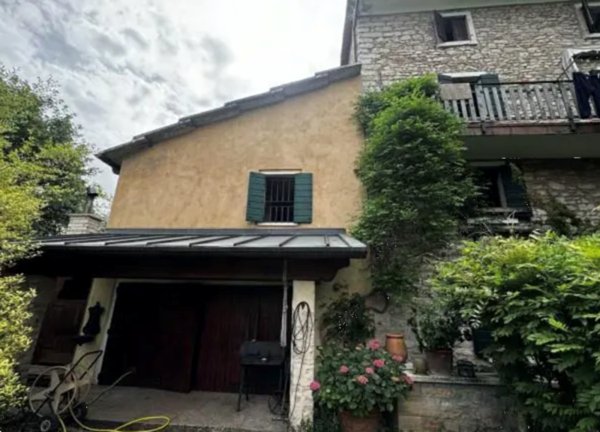 casa indipendente in vendita a Bosco Chiesanuova in zona Corbiolo