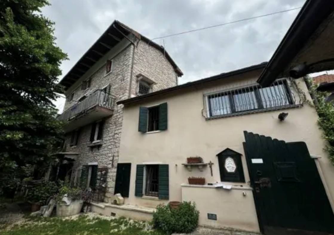 casa indipendente in vendita a Bosco Chiesanuova in zona Corbiolo