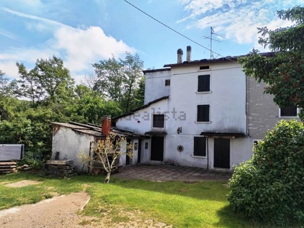 casale in vendita a Bosco Chiesanuova