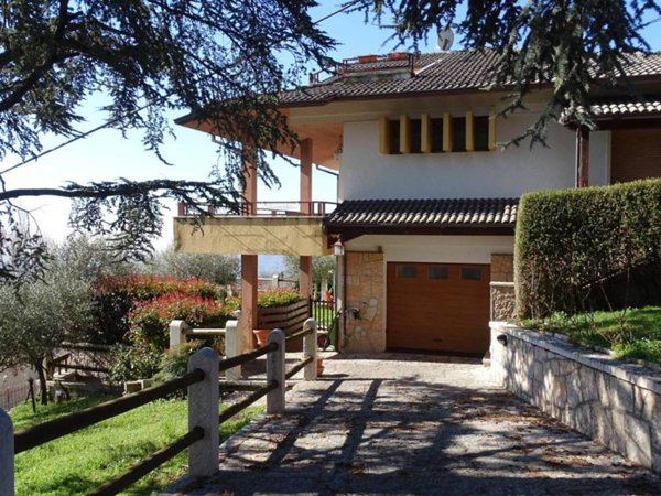casa indipendente in vendita a Bosco Chiesanuova in zona Corbiolo