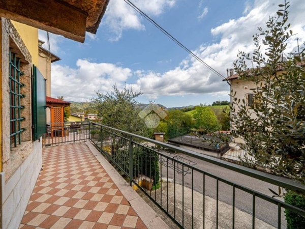 casa indipendente in vendita a Bosco Chiesanuova in zona Corbiolo