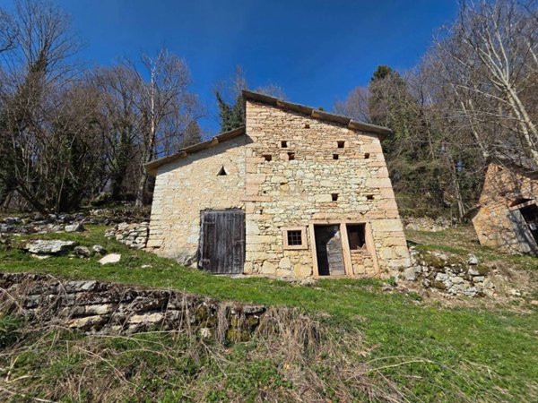 locale commerciale in vendita a Bosco Chiesanuova