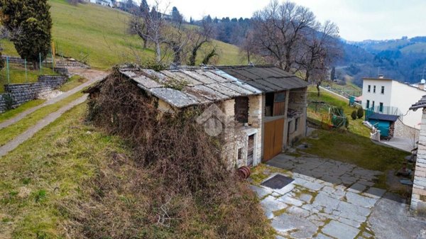casale in vendita a Bosco Chiesanuova in zona Corbiolo