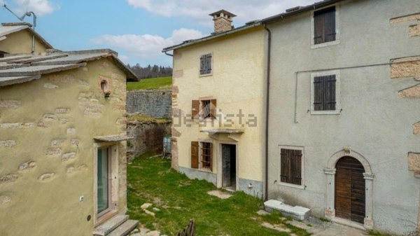casale in vendita a Bosco Chiesanuova in zona Valdiporro