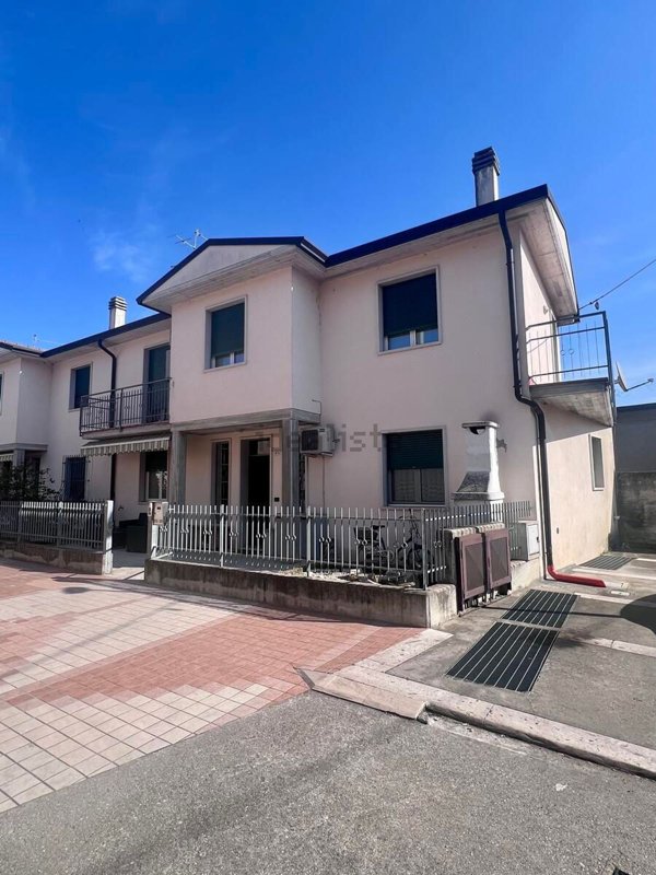 casa indipendente in vendita a Bovolone