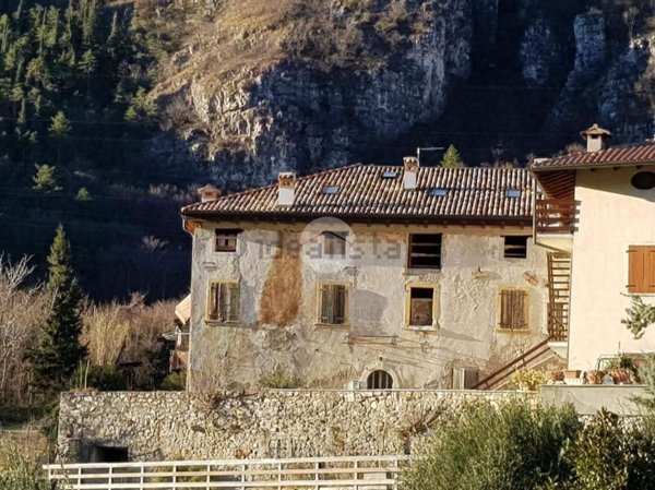 casale in vendita a Brentino Belluno in zona Rivalta