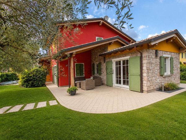 casa indipendente in vendita a Brentino Belluno in zona Rivalta