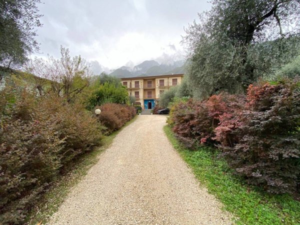 intera palazzina in vendita a Brenzone sul Garda in zona Magugnano