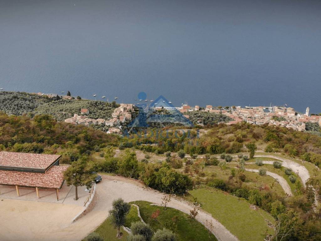 negozio in vendita a Brenzone sul Garda in zona Magugnano