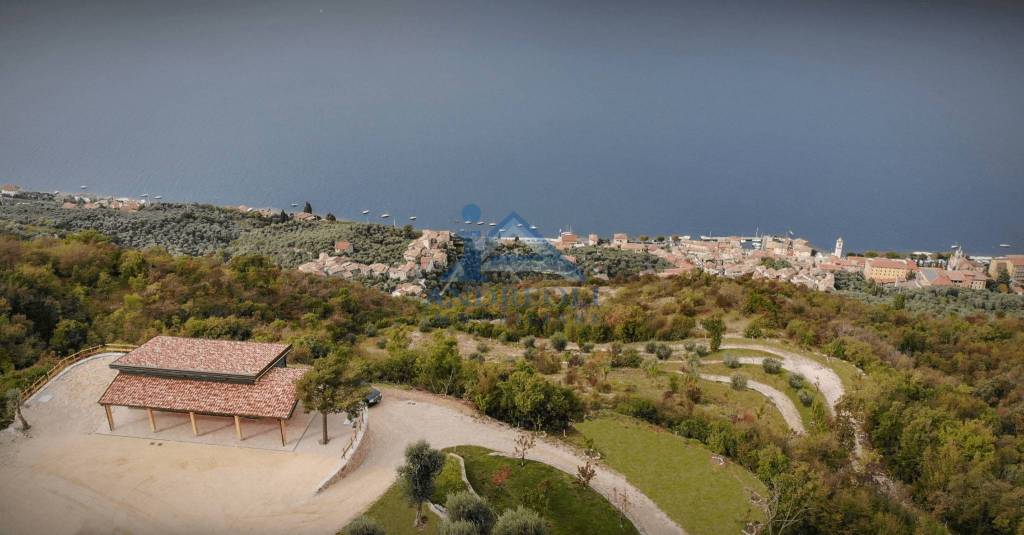 negozio in vendita a Brenzone sul Garda in zona Castelletto
